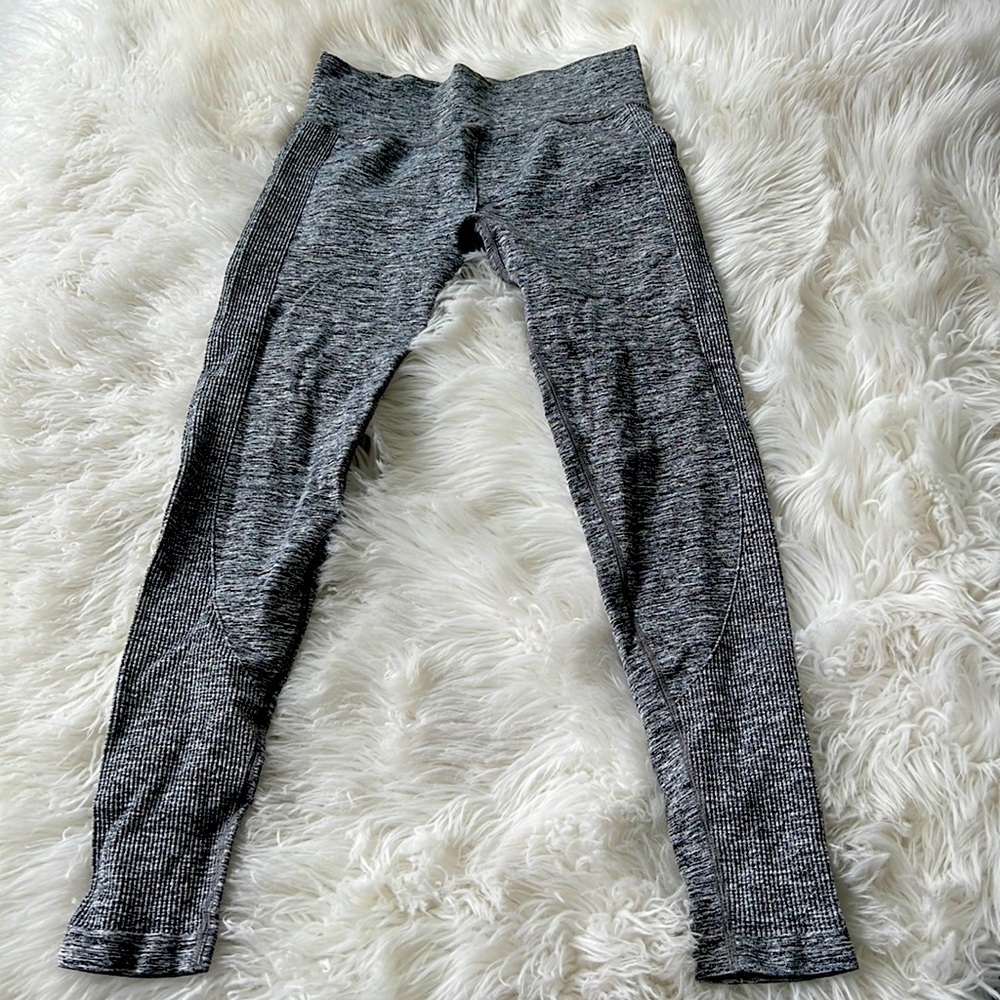 Grey ribbed leggings.